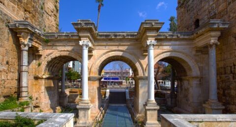 بوابة هادريان اشهر المعالم السياحية والتاريخية في مدينة أنطاليا